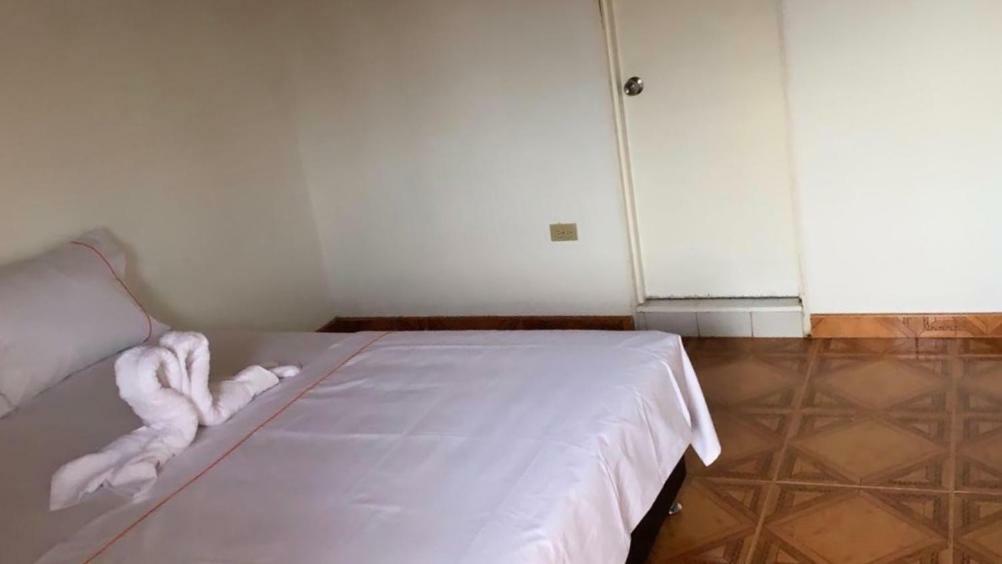 Hospedaje 3 Esquinas Guatapé Esterno foto